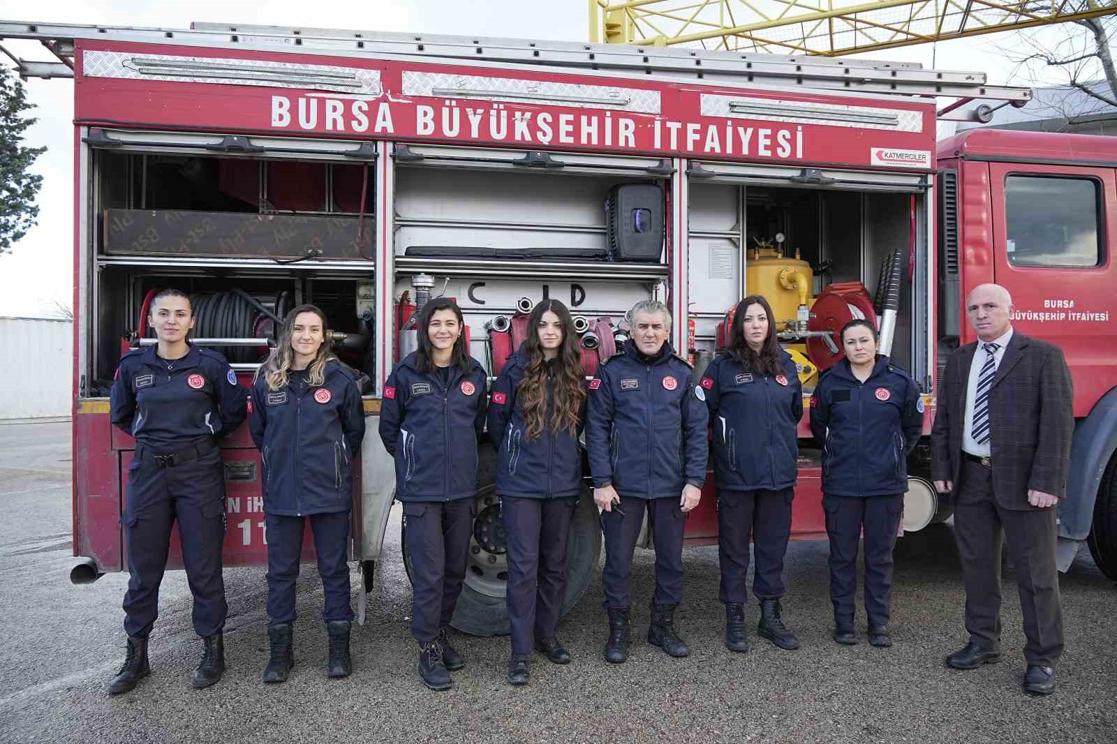 Bursa'da kadın itfaiyecilerin zorlu eğitimi kameraya yansıdı