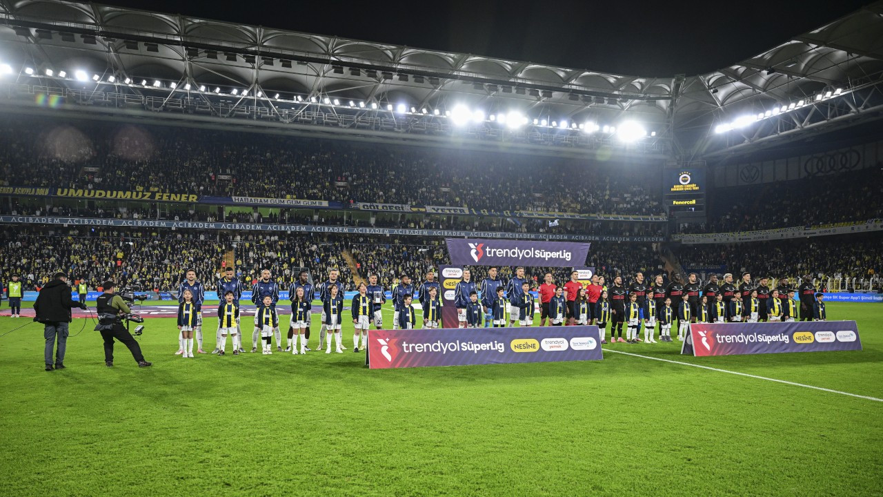 Fenerbahçe tribünlerinde 'yönetim istifa' sloganı