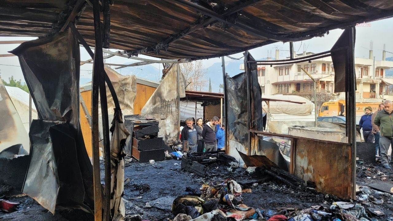 Hatay’da elektrik kablolarından çıkan yangında 3 konteyner yandı