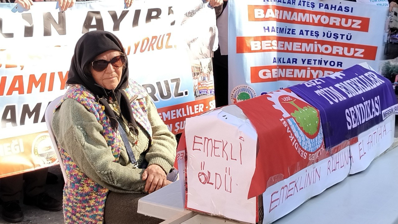 Emeklilerden tabutlu eylem: 'Aylıklar kiraya yetmez oldu'