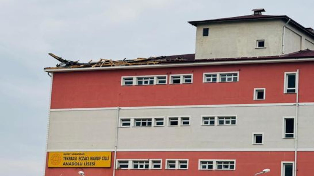 Hatay Samandağ'da fırtına nedeniyle okul çatısı zarar gördü