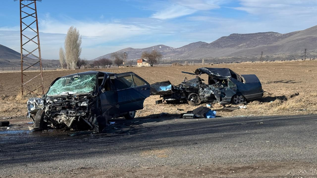 Nevşehir'de iki otomobil çarpıştı: Baba ve oğlu hayatını kaybetti, 4 kişi yaralandı