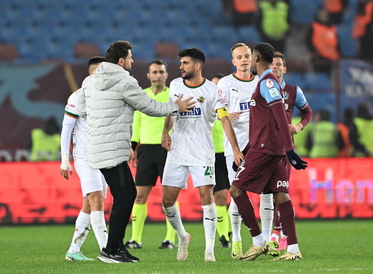 Trabzonspor-Alanyaspor maçının ardından sahada kavga çıktı - Sayfa 3