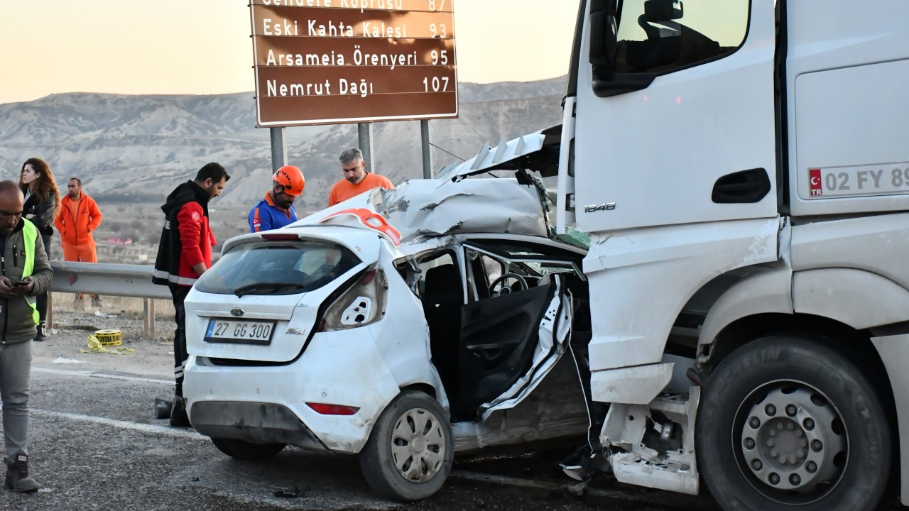 Adıyaman'da tanker ve otomobil çarpıştı: 4 ölü, 4 yaralı