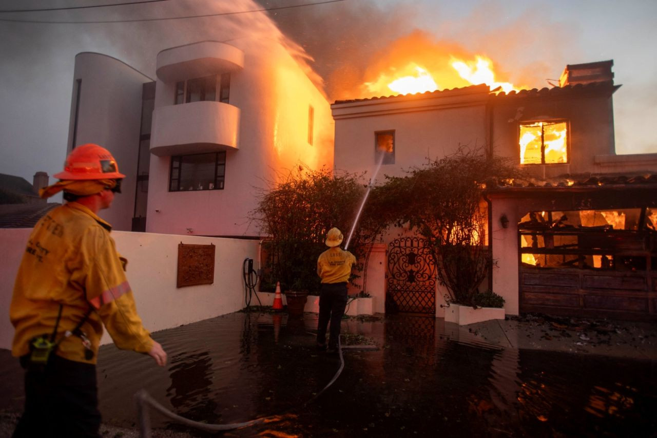 Los Angeles'ta en az 5 ölü: Ünlülerin evleri yanıyor, 100 bin kişi tahliye ediliyor - Sayfa 1