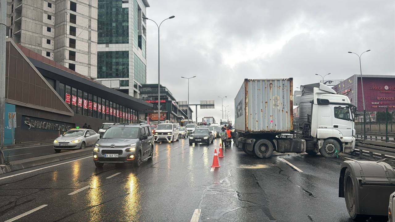 Beylikdüzü'nde makas atan tır trafiği karıştırdı: 1 kişi yaralandı