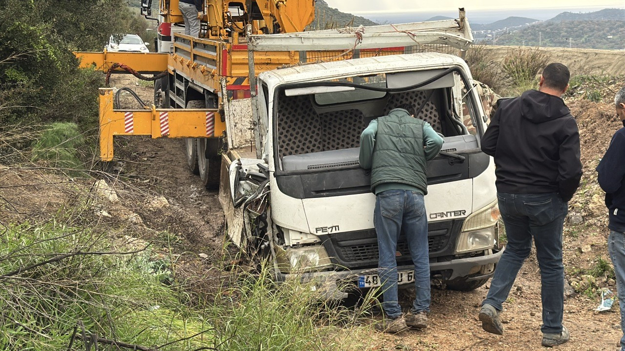 Bodrum'da kamyon uçuruma devrildi: 3 kişi yaralandı