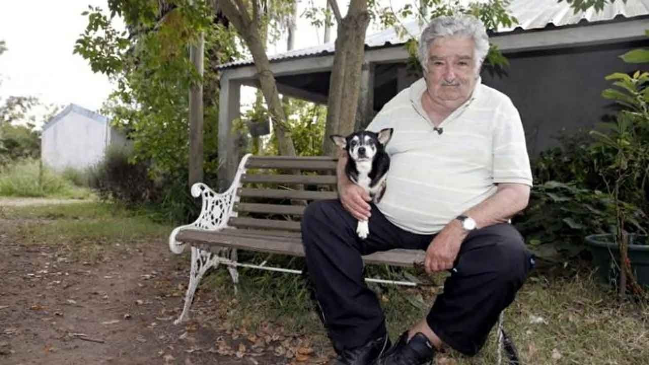 Mujica, kanserin vücuduna yayıldığını açıkladı: 'Köpeğimin yanına gömülmek istiyorum'