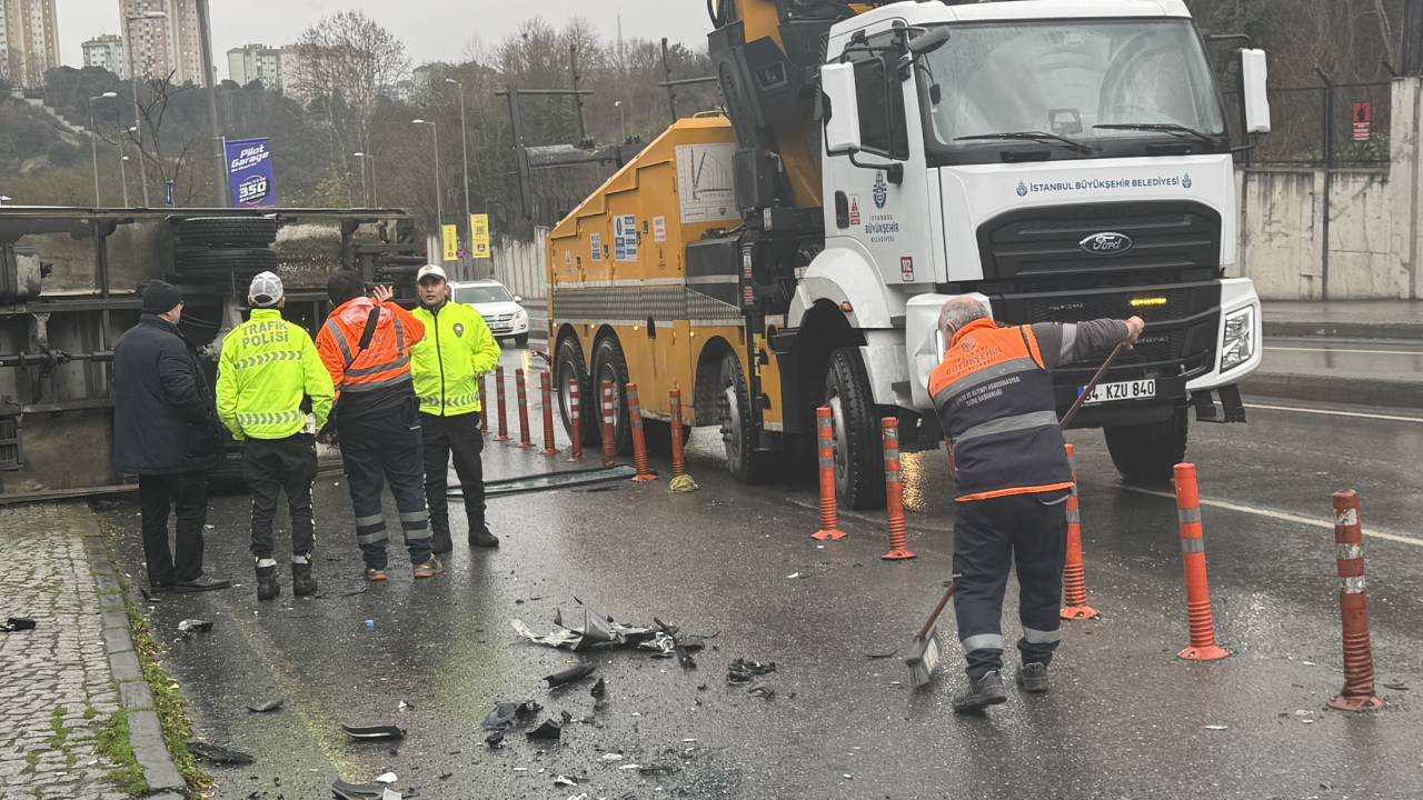 Sarıyer'de kamyonla otomobil çarpıştı: 3 yaralı