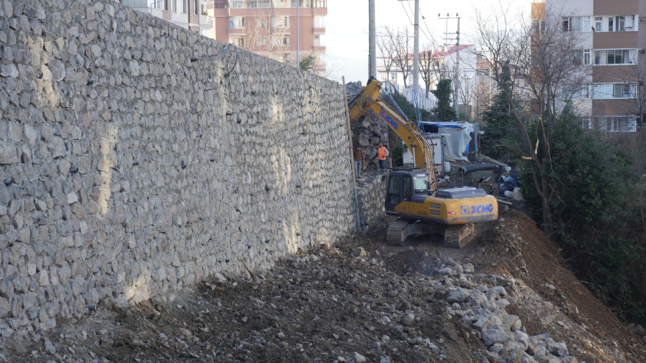 Trabzon'da çöken istinat duvarına belediye ekipleri müdahale etti