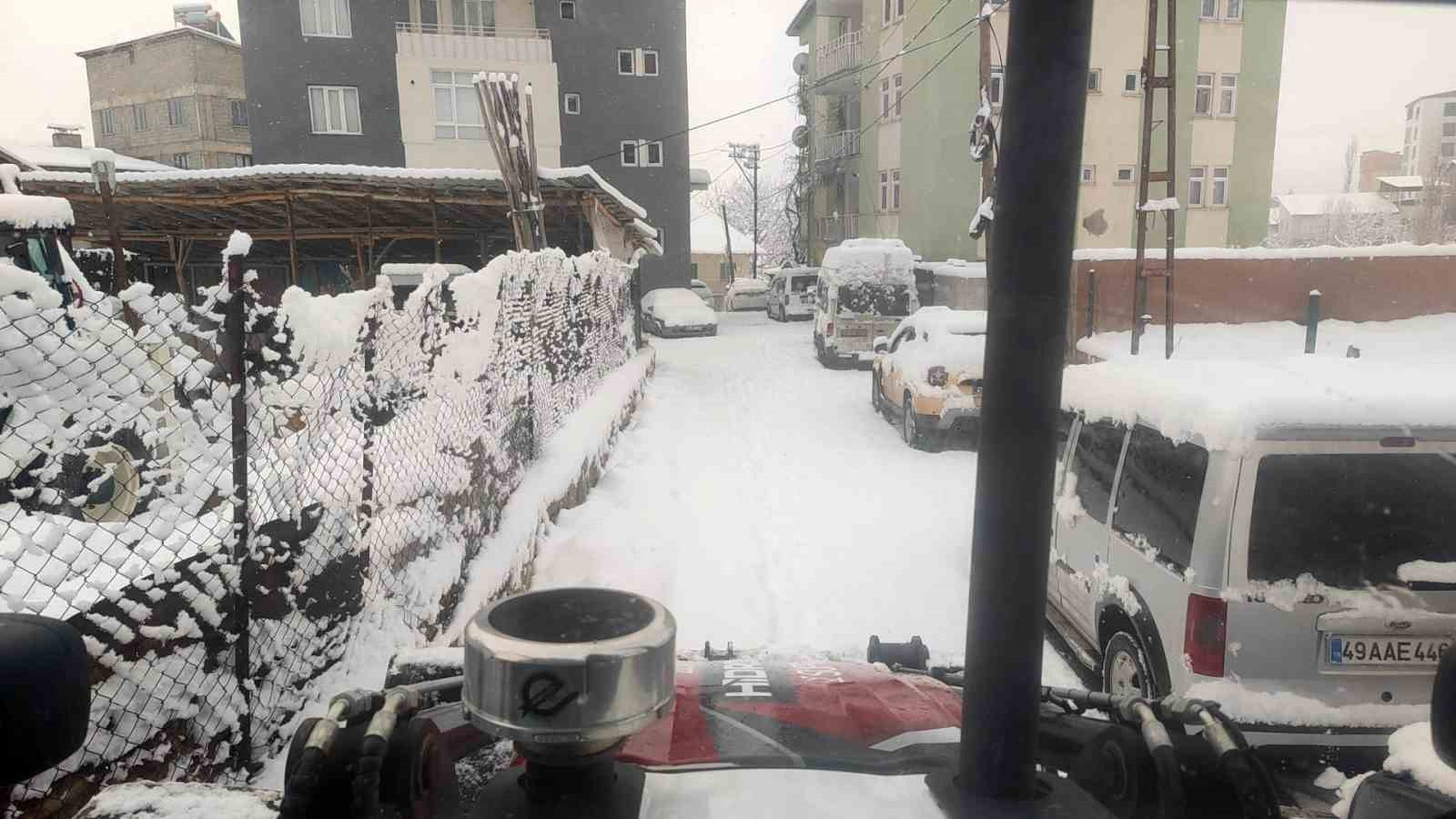 Hakkari’de kar yağışı hayatı olumsuz etkiledi