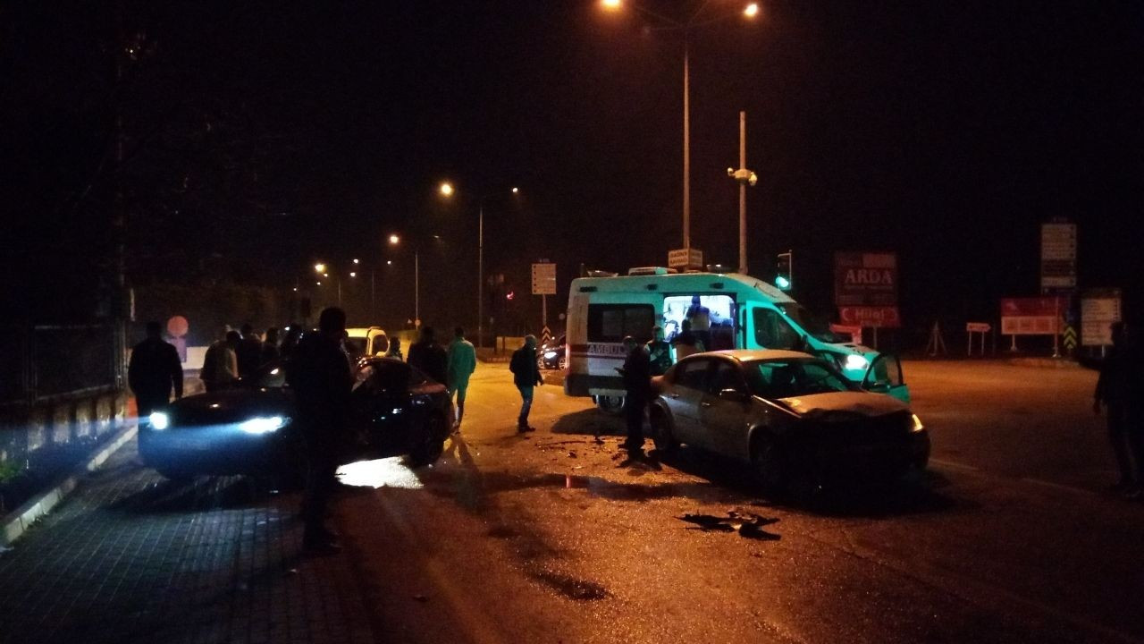 Ambulansa yol vermek isteyen 2 otomobil çarpıştı: 4 yaralı