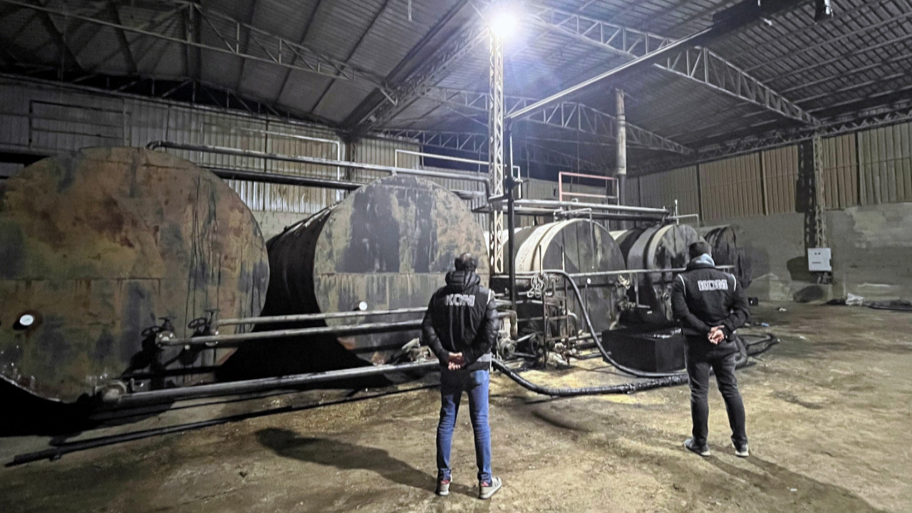 Adana'da depoya baskın: 182 bin litre sahte akaryakıt ele geçirildi