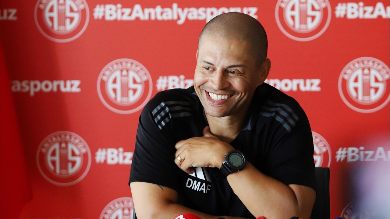 Antalyaspor'da Alex de Souza ile yollar ayrıldı