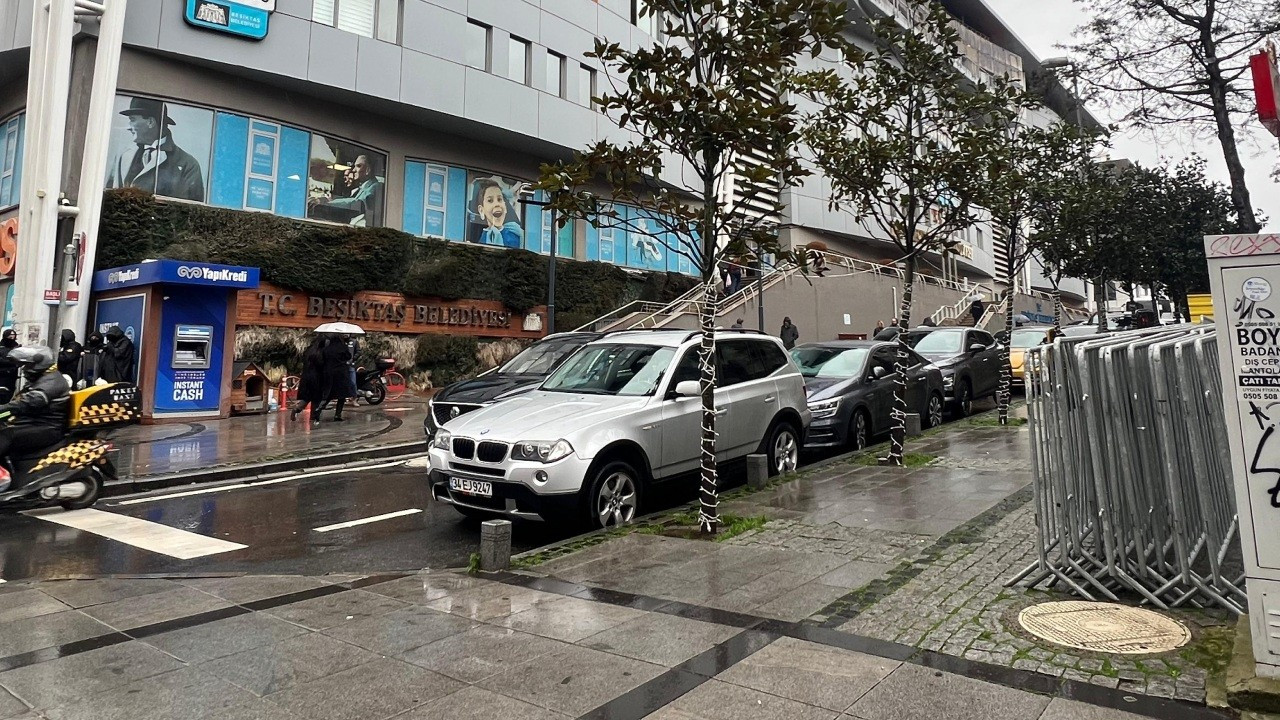 Beşiktaş Belediyesi'nin önüne konulan polis bariyerleri kaldırıldı