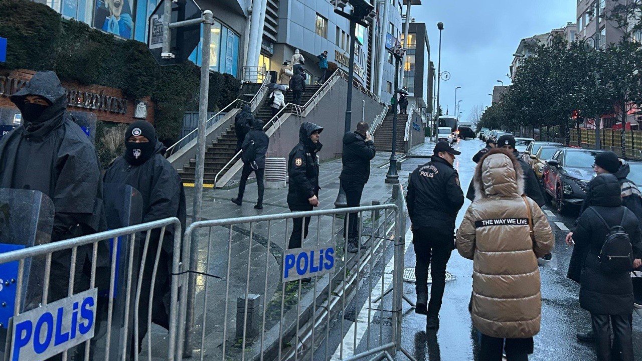 Beşiktaş Belediyesi'nin önü polis bariyerleriyle çevrildi