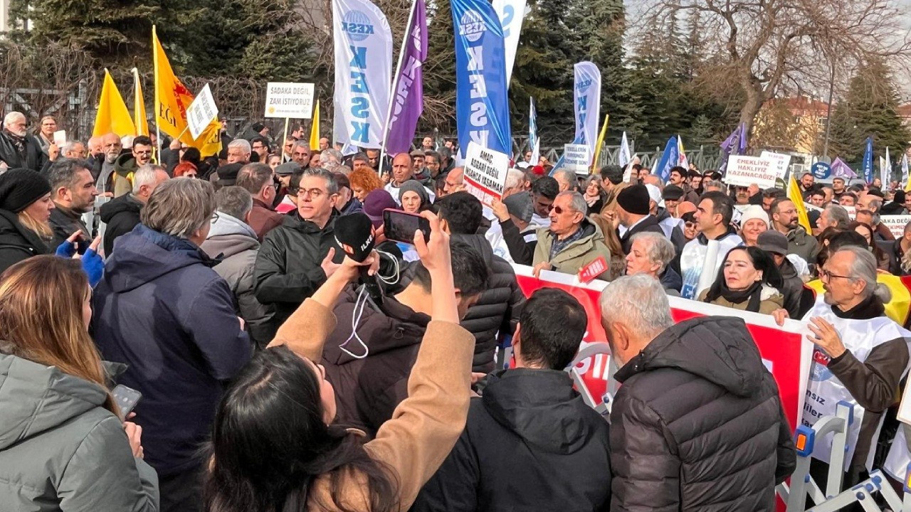 Kamu emekçileri iş bıraktı: Emeğimizin karşılığını istiyoruz