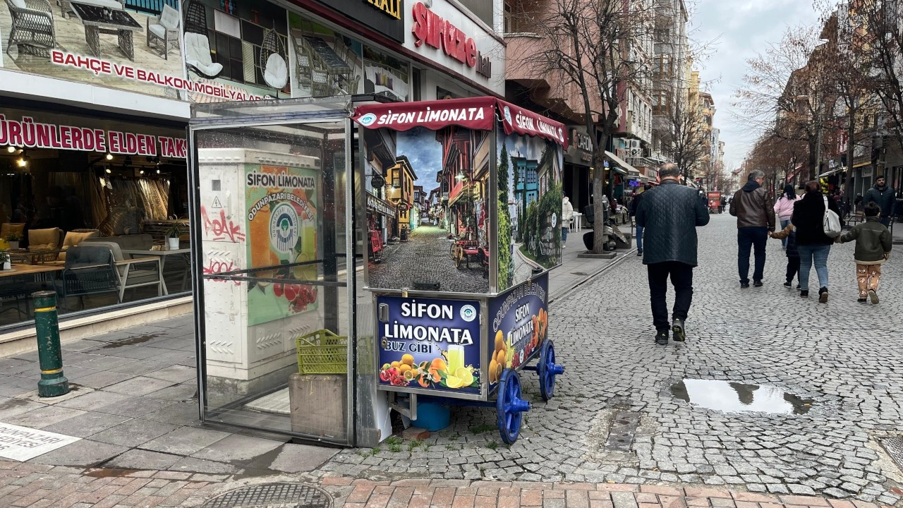 Eskişehir'de seyyar esnaf soğuk havadan dolayı kepenk kapattı