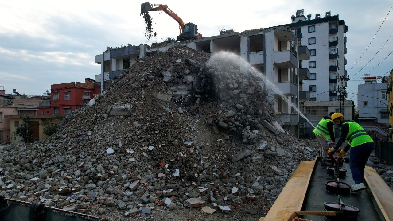 Depremin üstünden 23 ay geçti: Orta hasarlı binalarda yıkım sürüyor