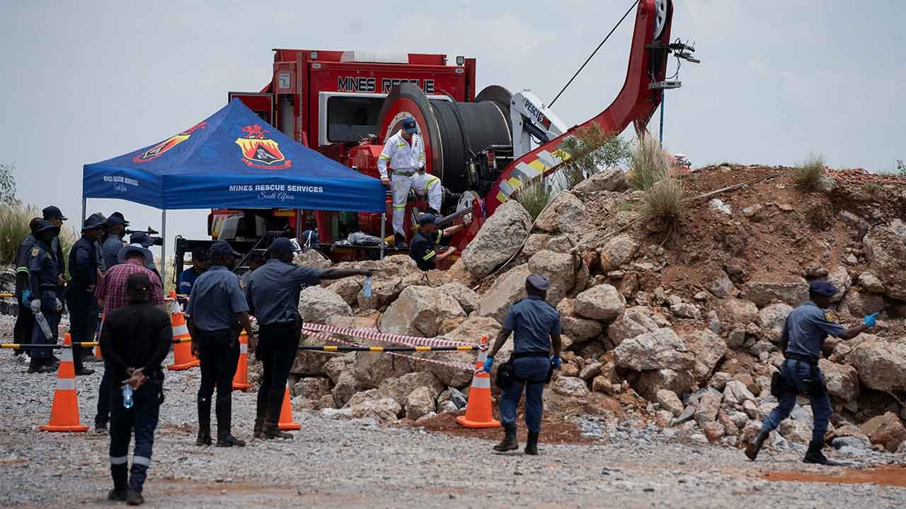 Abluka altındaki 'kaçak madenden' 60 kişinin cesedi çıkarıldı