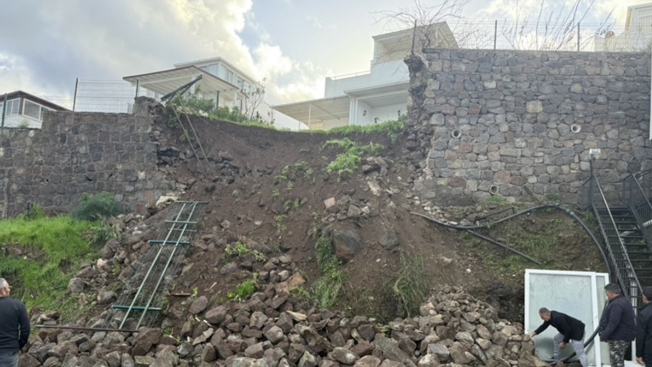 Bodrum'da sağanak sonrası istinat duvarı çöktü