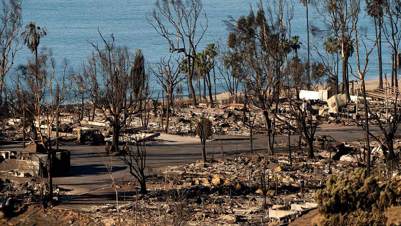 Los Angeles'ta can kaybı 25'e yükseldi: 'Alev hortumu' uyarısı