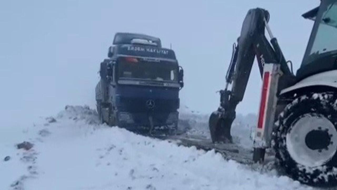 Tekirdağ'da yoğun karda mahsur kalan araçları ekipler kurtardı