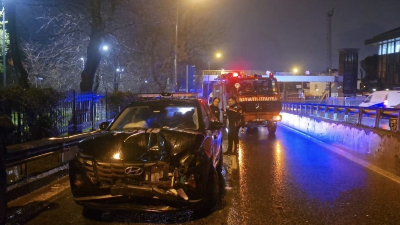 Üsküdar'da denetimden kaçan çakarlı otomobil polis araçlarına çarptı