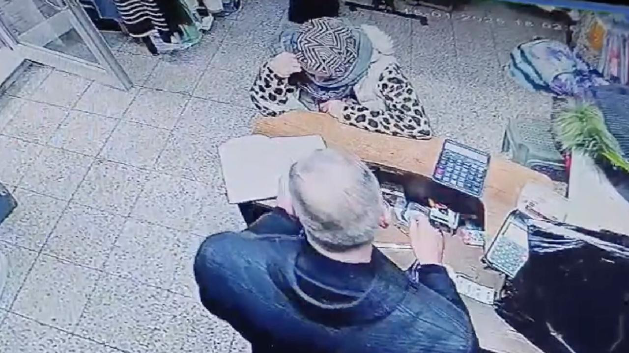 Yolda bulduğu kredi kartıyla borcunu ödeyip market alışverişi yaptı