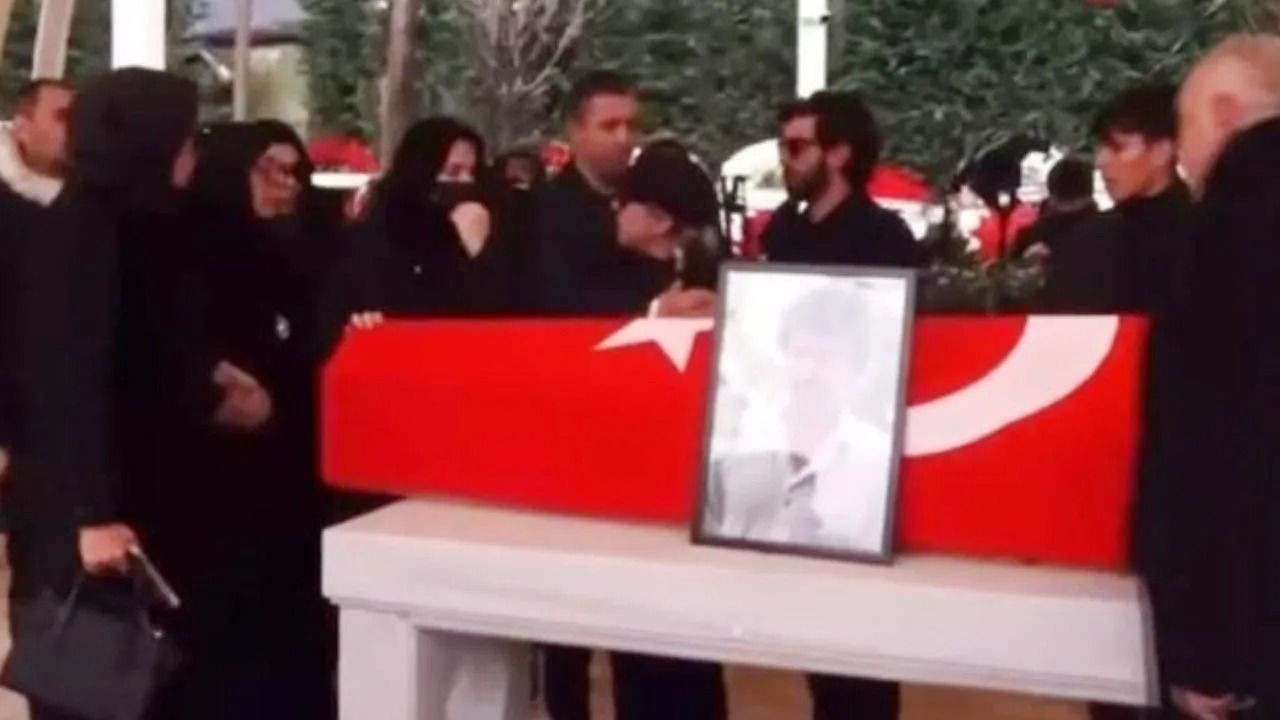 Ferdi Tayfur'un ölümü sonrası kızından ilk paylaşım: 'Babam bana son kez tebessüm etti' - Sayfa 3