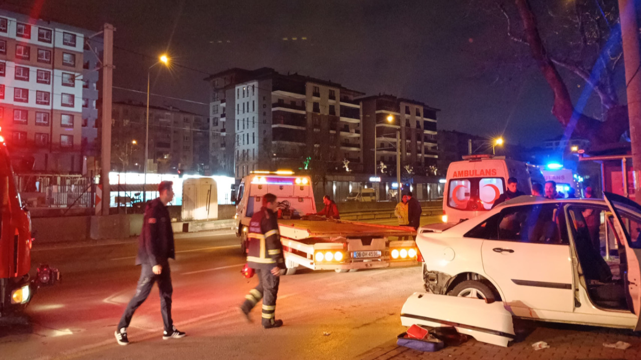 Bursa'da elektrik direğine çarpan otomobilde bulunan 1 kişi öldü