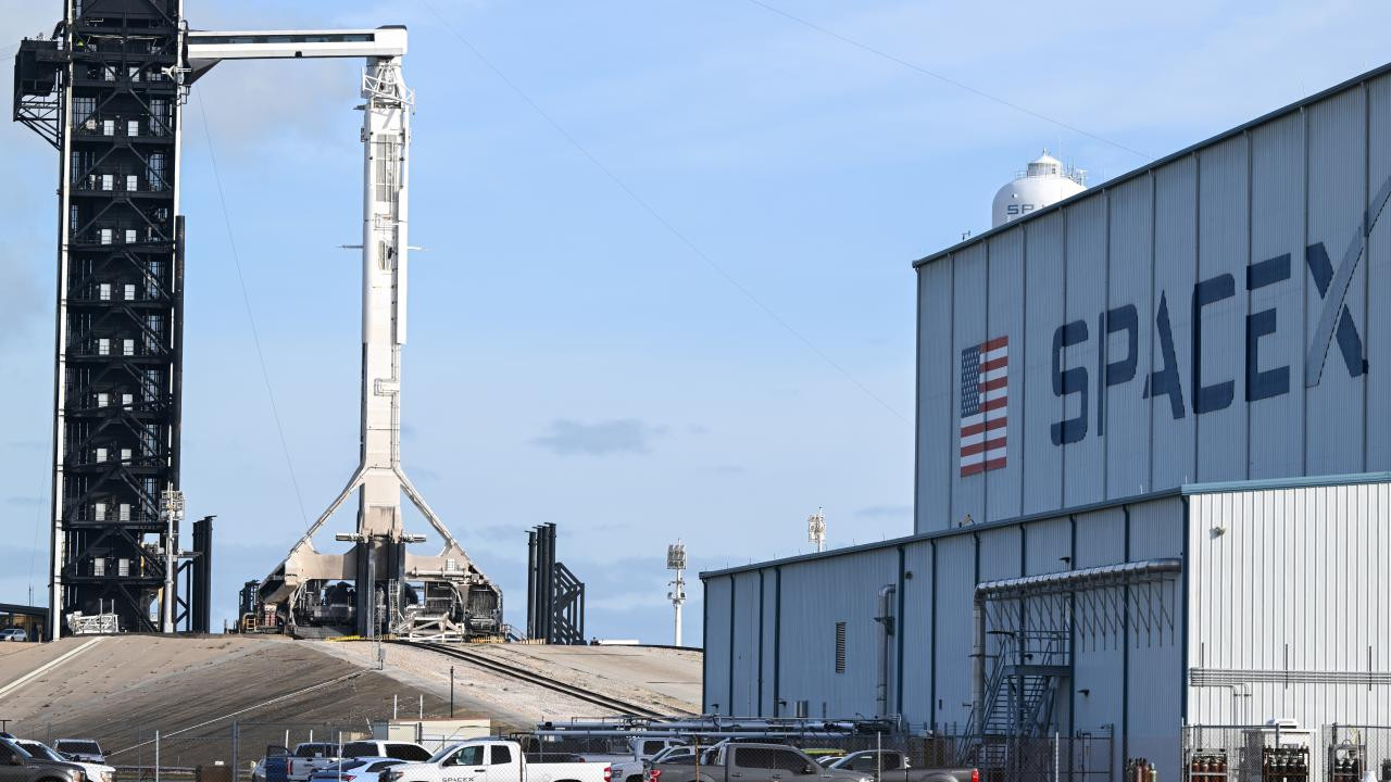 SpaceX'in Starship roketi 7'nci test uçuşunda parçalandı