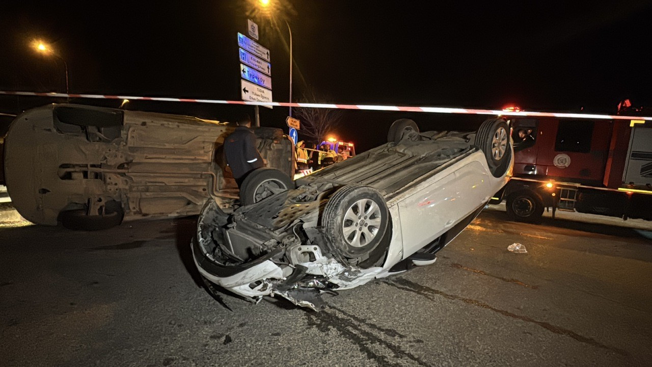 Kocaeli'de iki araç çarpıştı: 4 kişi yaralandı