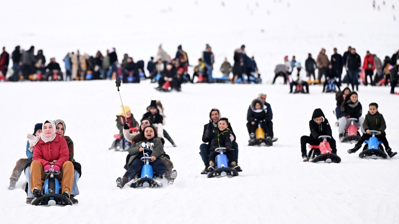 Erciyes'te yarıyıl tatili kayakseverlerin akınıyla başladı