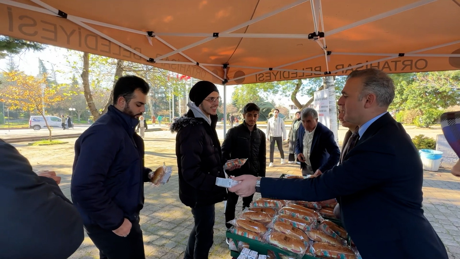 Ortahisar Belediyesi sınava giren öğrencilere sandviç ikram etti