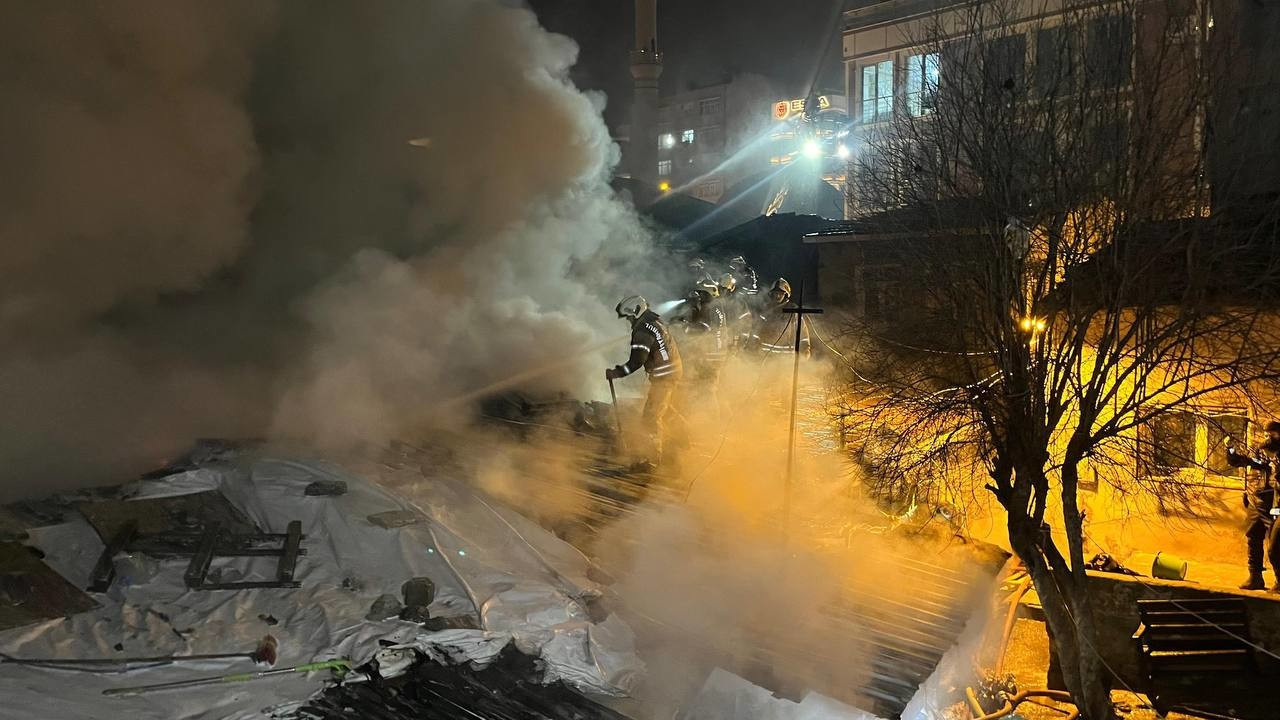 Beyoğlu'nda yangın: 3 gecekondu kullanılamaz hale geldi