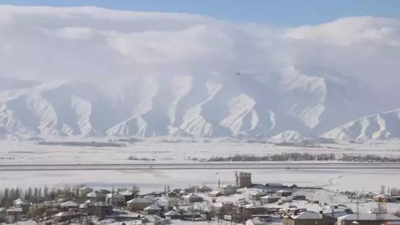 Hakkari'nin bir ilçesinde kış diğerinde bahar havası