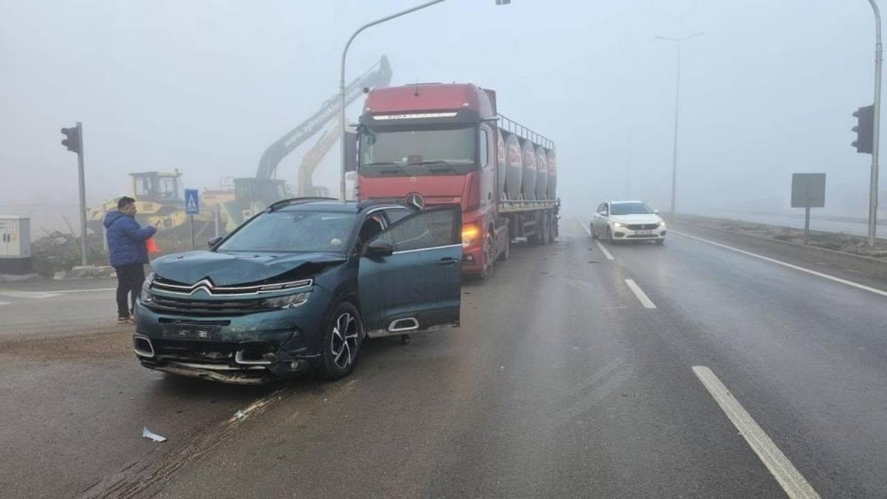 Bandırma’da tır yoğun sis ve kaygan yolda araçlara çarptı