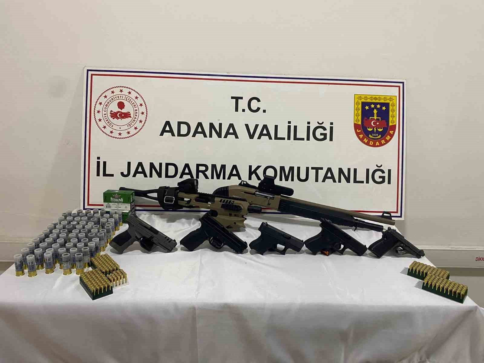 Adana'da bir araçta 6 silah ele geçirildi: 4 gözaltı