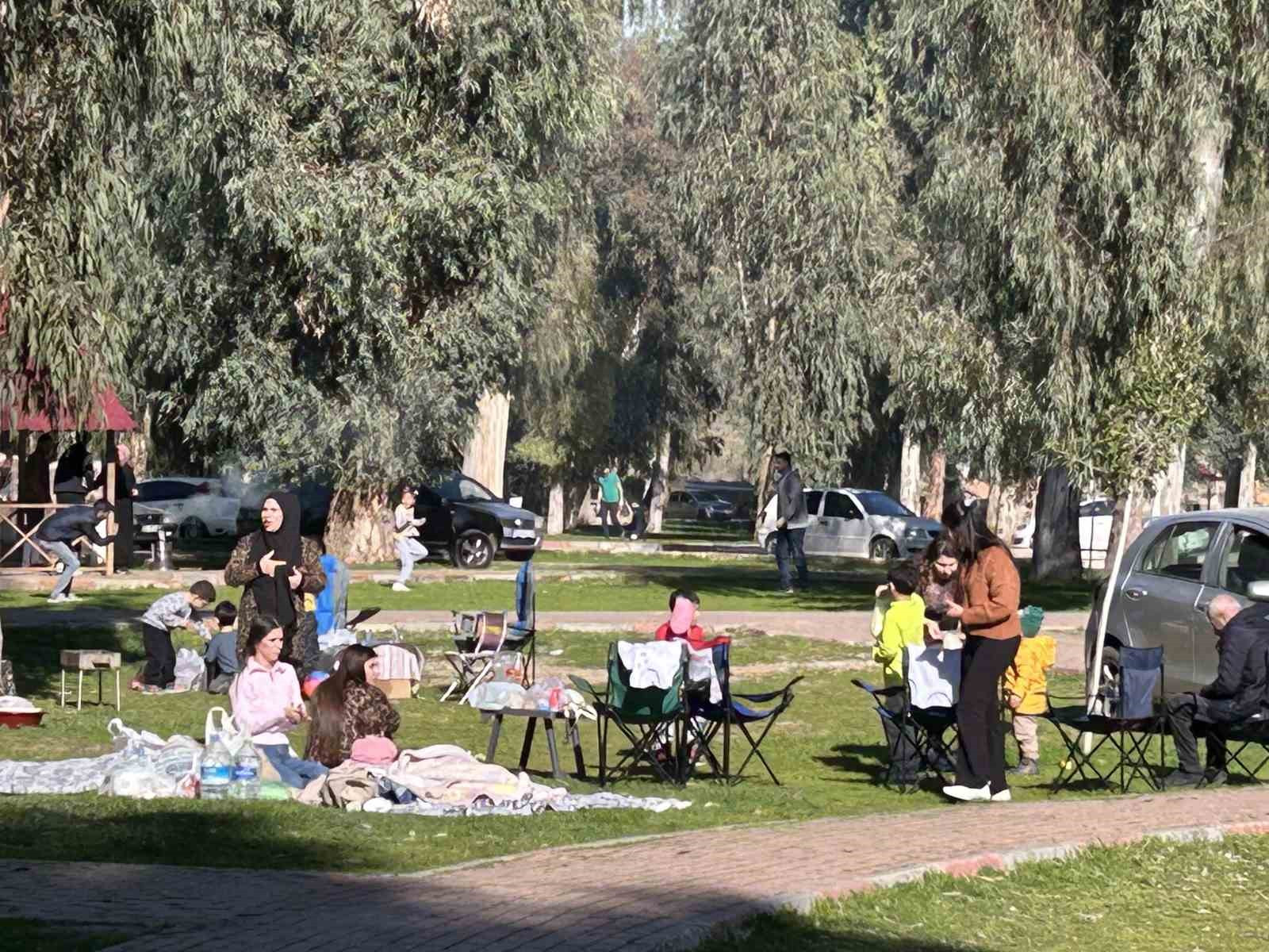 Mersin'de sıcak havanın etkisiyle piknik alanları doldu