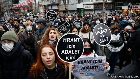 Agos Gazetesi'nin önünde Hrant için Adalet için yazılı pankartlar taşıyan göstericilerFotoğraf: IBRAHIM MASE/DHA