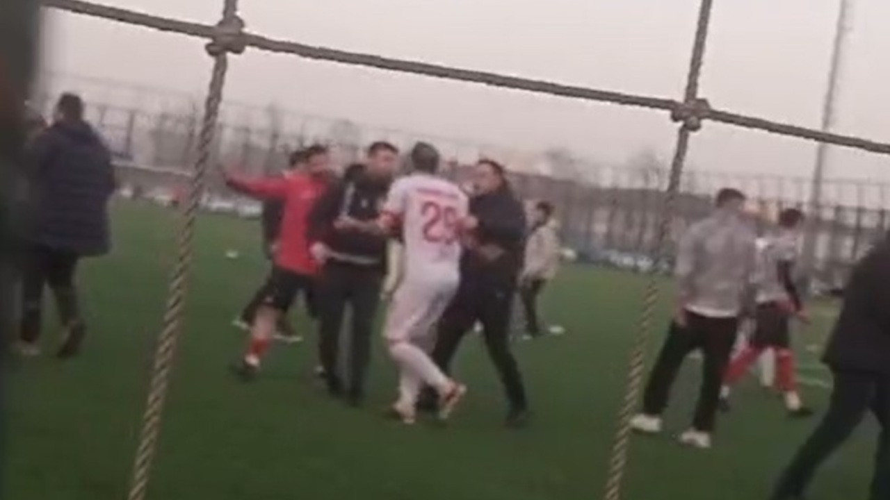 Amatör maçta taraftar futbolcuları dövdü