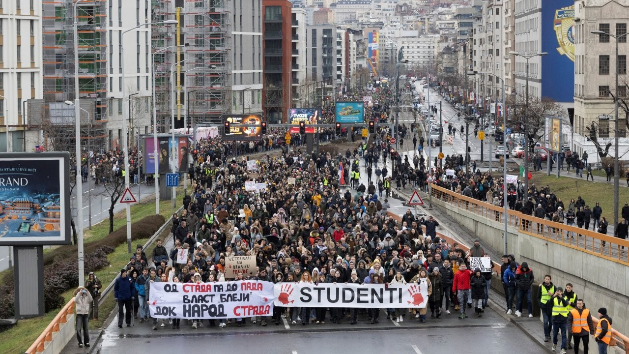 Sırbistan'da greve giden öğretmenlere öğrencilerden destek