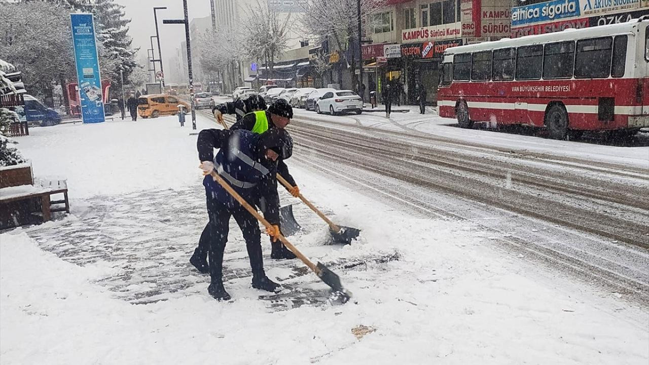 Van'da yoğun kar yağışı: 255 yol ulaşıma kapandı