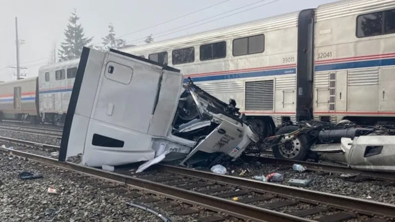 157 yolcunun bulunduğu tren yanlış yöne giren tıra çarptı