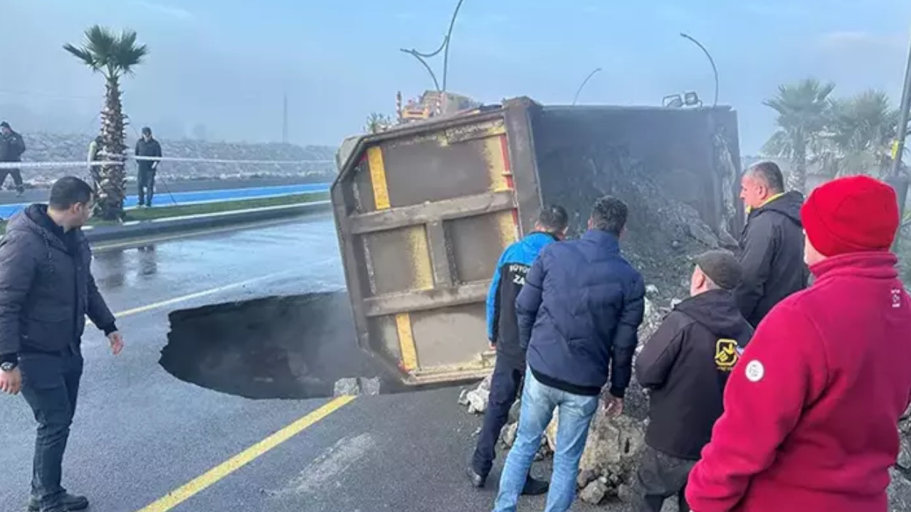 Balıkesir'de yol çöktü, çukura düşen kamyon devrildi