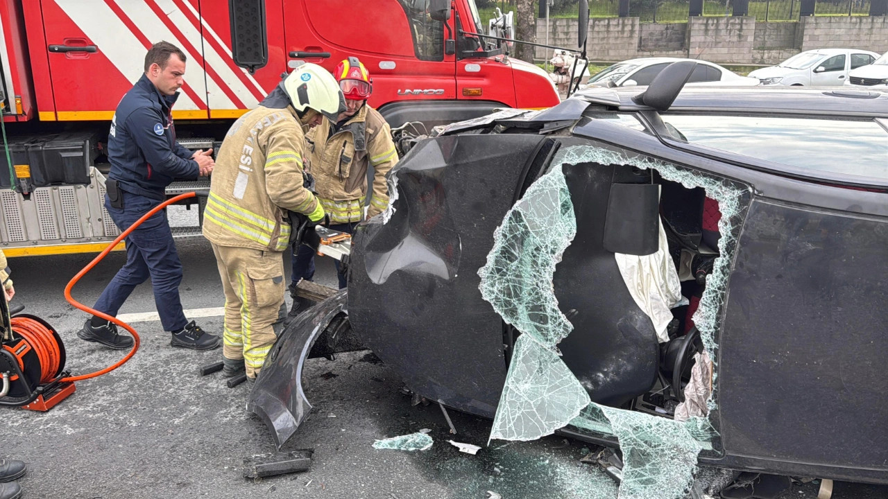 Kağıthane'de otomobil aydınlatma direğine çarptı: 2 yaralı