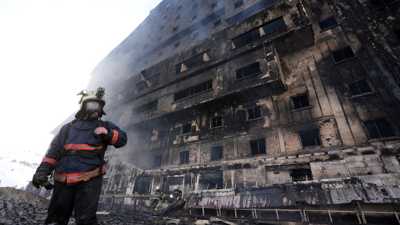 Kartalkaya otel yangınında ihmaller gazete manşetlerinde: İstifa edin