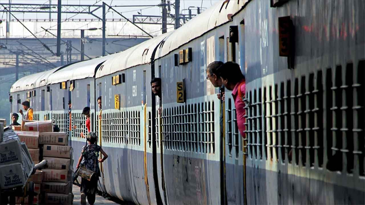 Yangın söylentisi üzerine trenden atlayanlara tren çarptı: 11 ölü