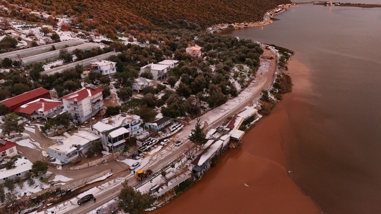 Antalya Beymelek'i sel vurdu, seralar su altında kaldı